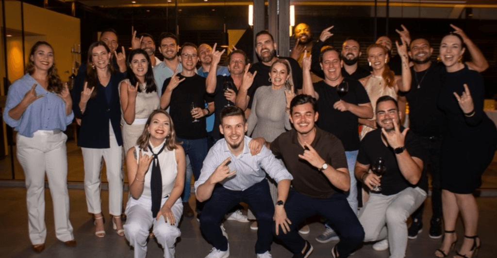 A group associated with 49 educação posing together in the press photograph accompanying its investment initiative announcement