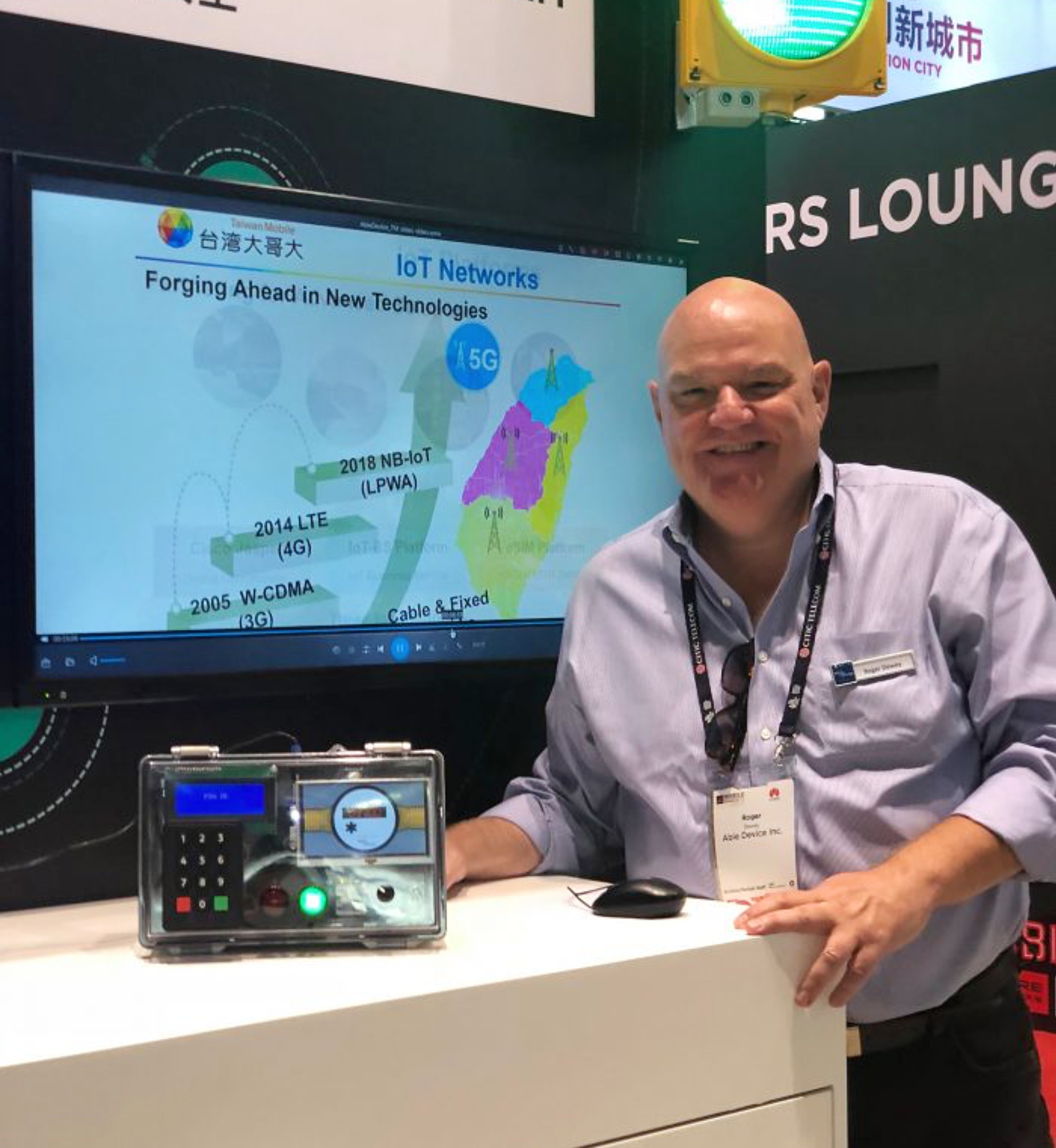 Able Device founder Roger Dewey beside a SIMbae demonstration unit at Mobile World Congress Shanghai