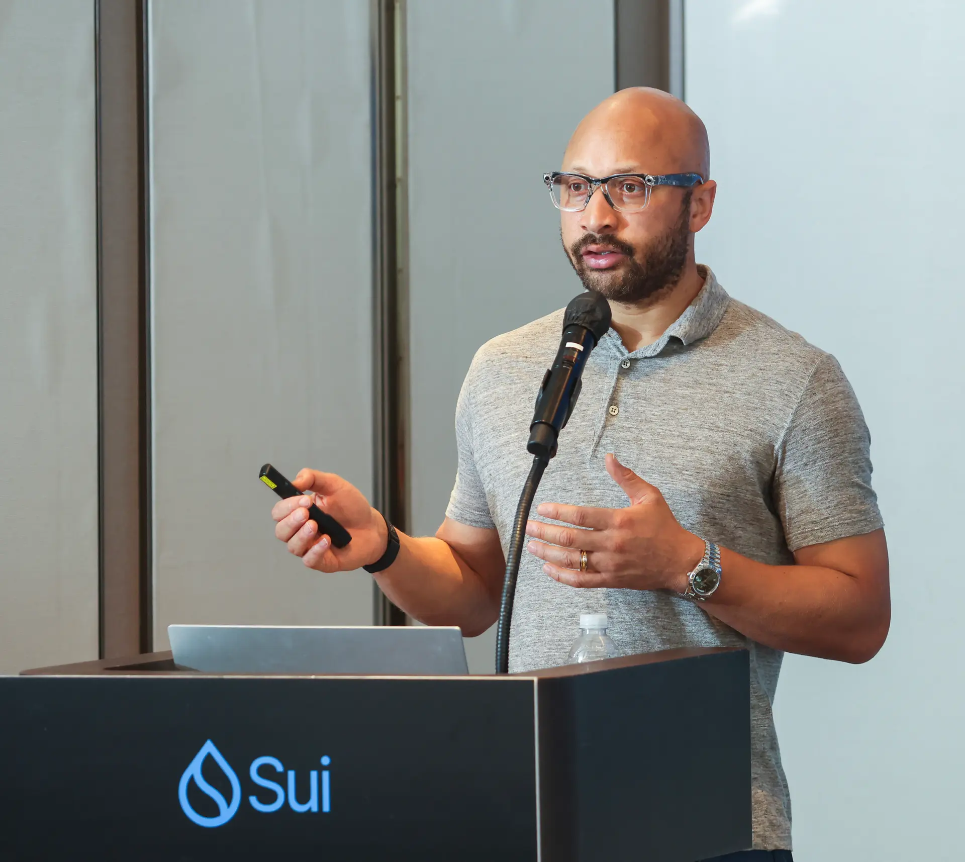 Adeniyi Abiodun speaking behind a Sui lectern at a 2026 event in Seoul