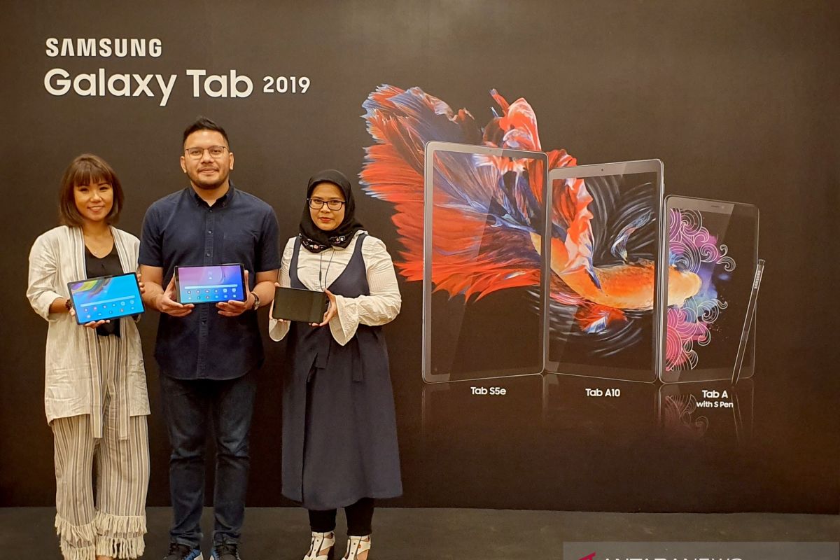 Adilla Inda Diningsih, on the right, with Samsung representatives Selvia Gofar and Randy Tonggo at the 2019 Galaxy Tab launch