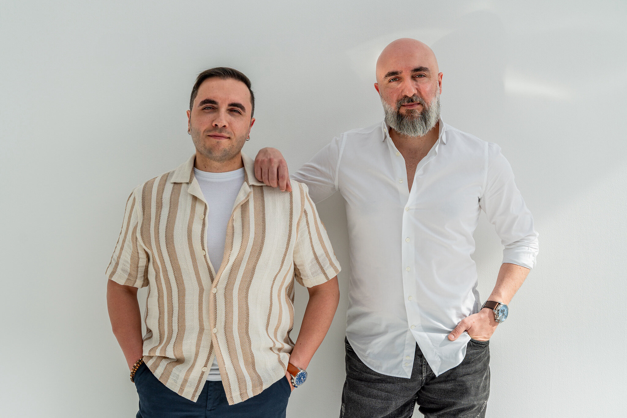 Airalo co-founders Abraham Burak on the left and Ahmet Bahadir Özdemir on the right, standing together in a studio
