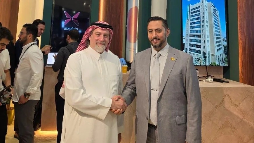Representatives of aiXplain and Syriatel shaking hands at their partnership event