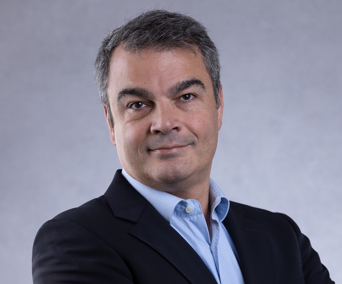 Danilo Gamboa, Akad Seguros co-founder and CEO, in a dark jacket and blue shirt