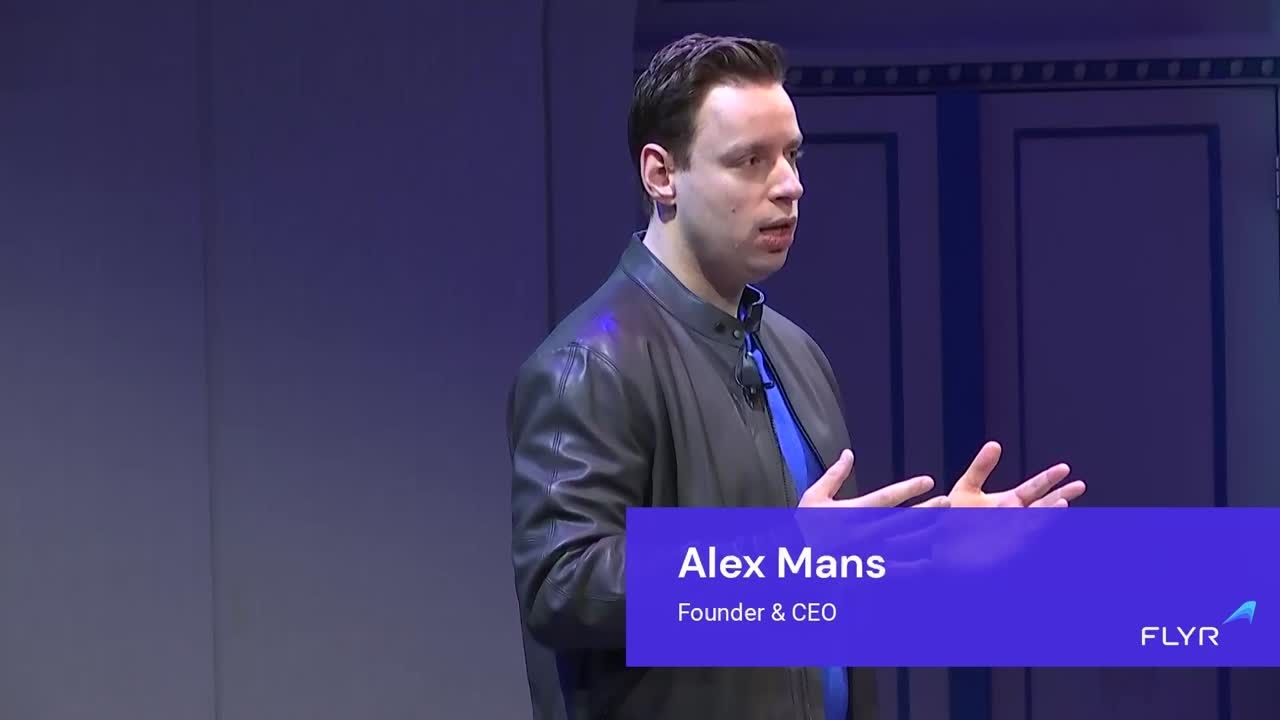 Alex Mans speaking on stage at FLYR’s Takeoff22 gathering in Amsterdam