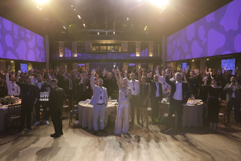 Guests raising glasses at the Kommo Partners Award 2024 in Sao Paulo