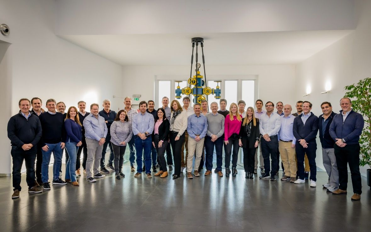 Group photograph of colleagues at the IT and ADFI convention at Tenaris Dalmine, shared by Alicia Móndolo