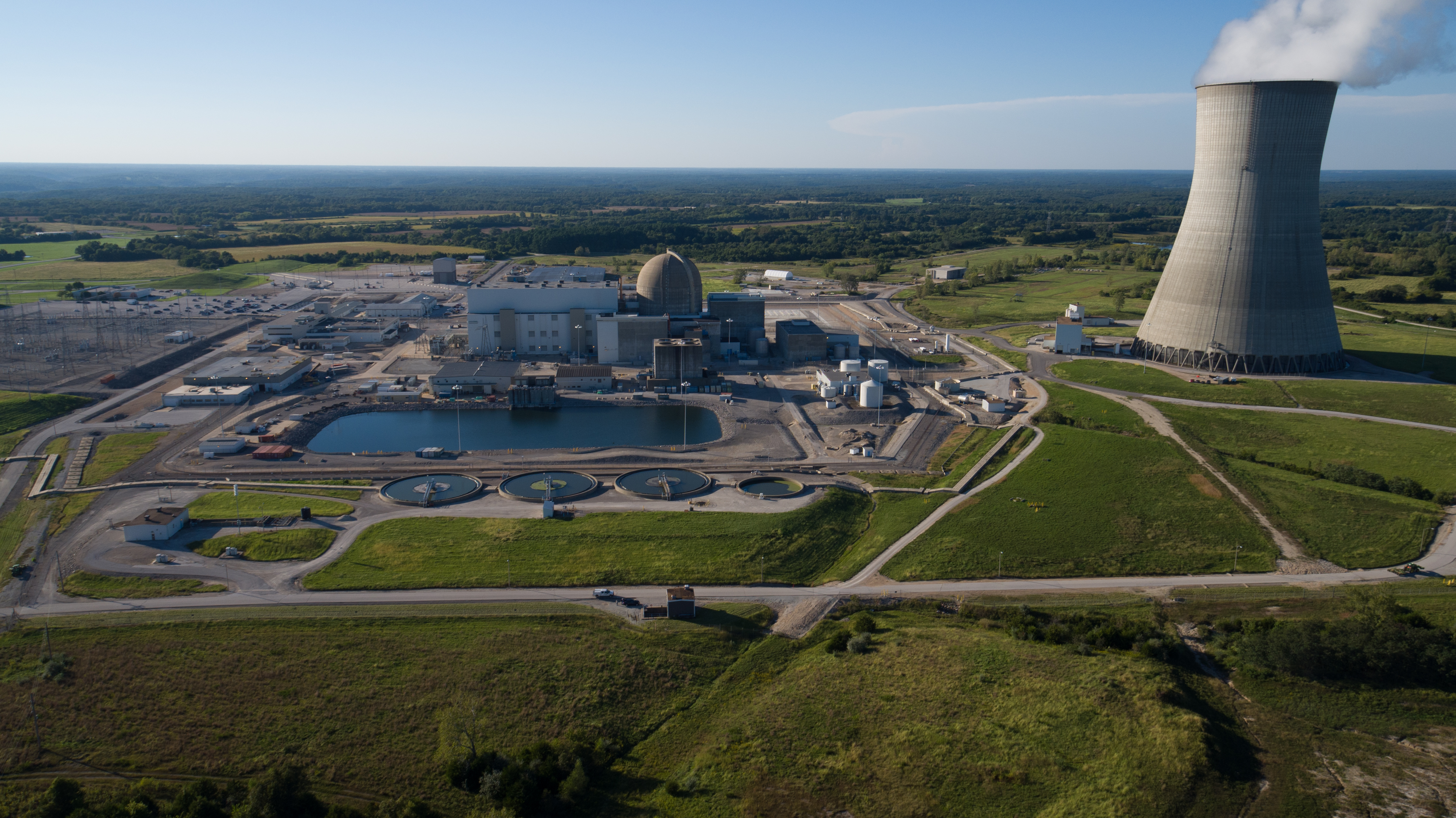 Aerial view of Callaway Energy Center, with its reactor buildings and cooling tower amid green Missouri countryside