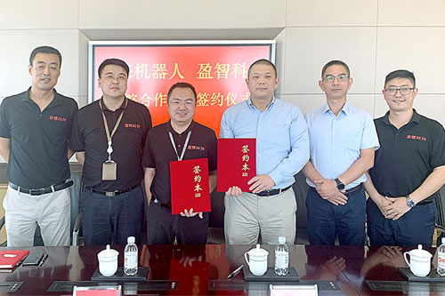 Andy Li and representatives of VisionNav and Yingzhi Technology at a 2020 signing ceremony