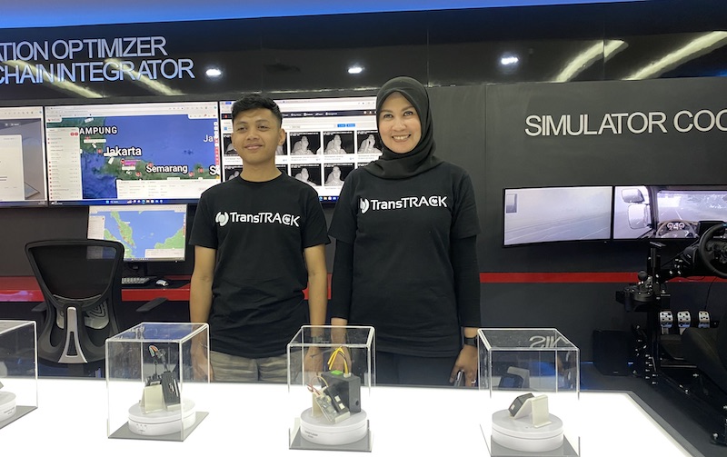 TransTRACK co-founders Aris Pujud Kurniawan on the left and Anggia Meisesari on the right