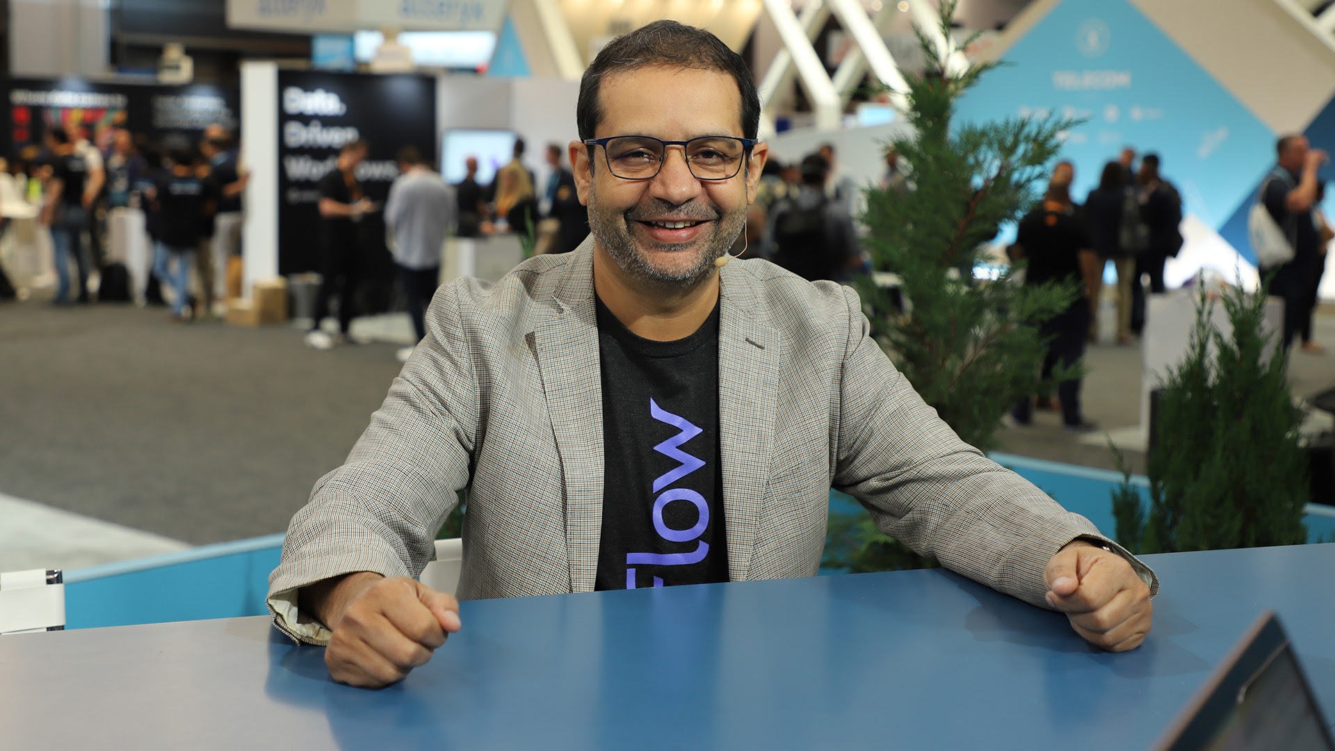 Anshu Sharma wearing a headset microphone and Skyflow T-shirt during a theCUBE interview at Snowflake Summit 2023