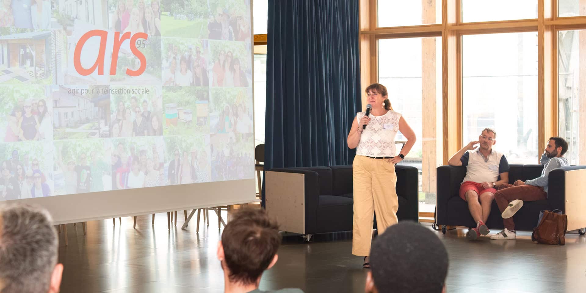 An ARS 95 presentation during an Antropia ESSEC gathering, with participants listening