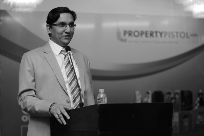 Ashish Narain Agarwal speaking behind a PropertyPistol podium