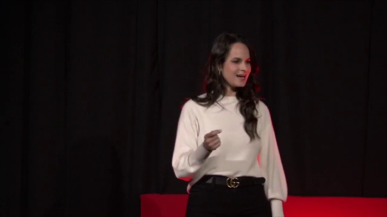 Ashley Stahl speaking on the TEDxLeidenUniversity stage in 2019