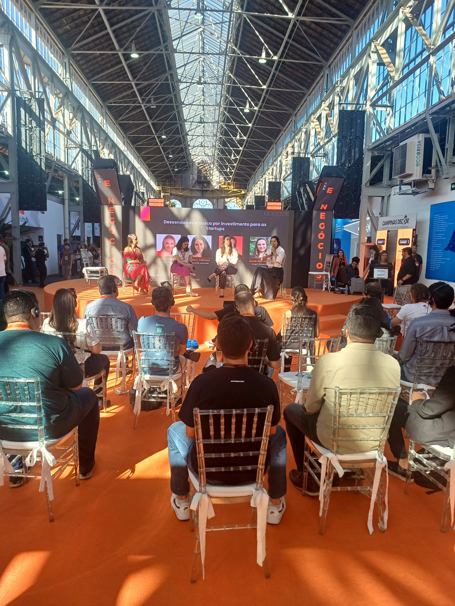 Audience watches a panel about startup investment at a Campinas innovation event