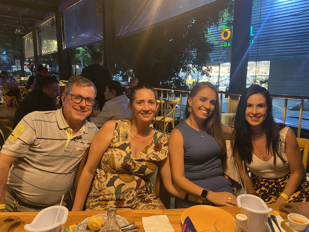 Four Campinas Tech community members seated together at a restaurant gathering
