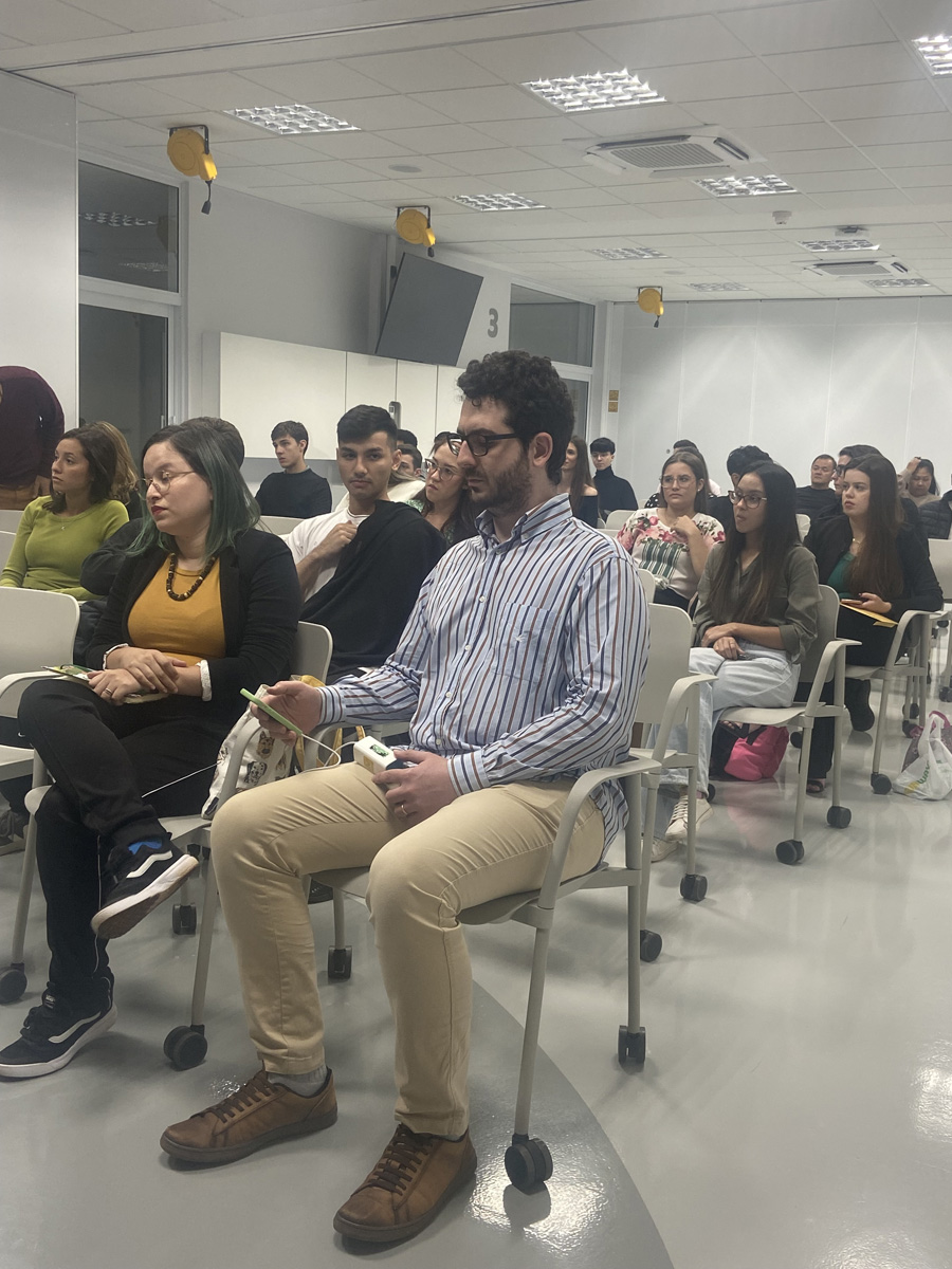 Attendees seated in a classroom at a Campinas Tech event