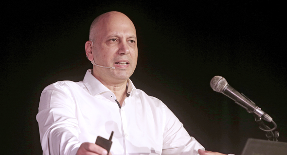 Avi Korenblum speaking on stage at the 2018 Mind the Data conference in Tel Aviv