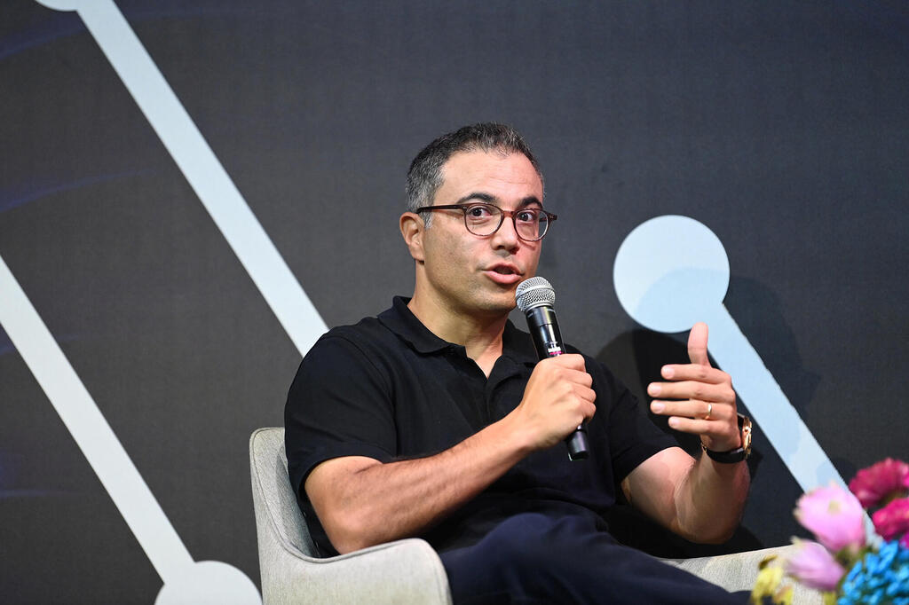Avital Pardo seated onstage, speaking into a microphone at Calcalist’s AI Conference