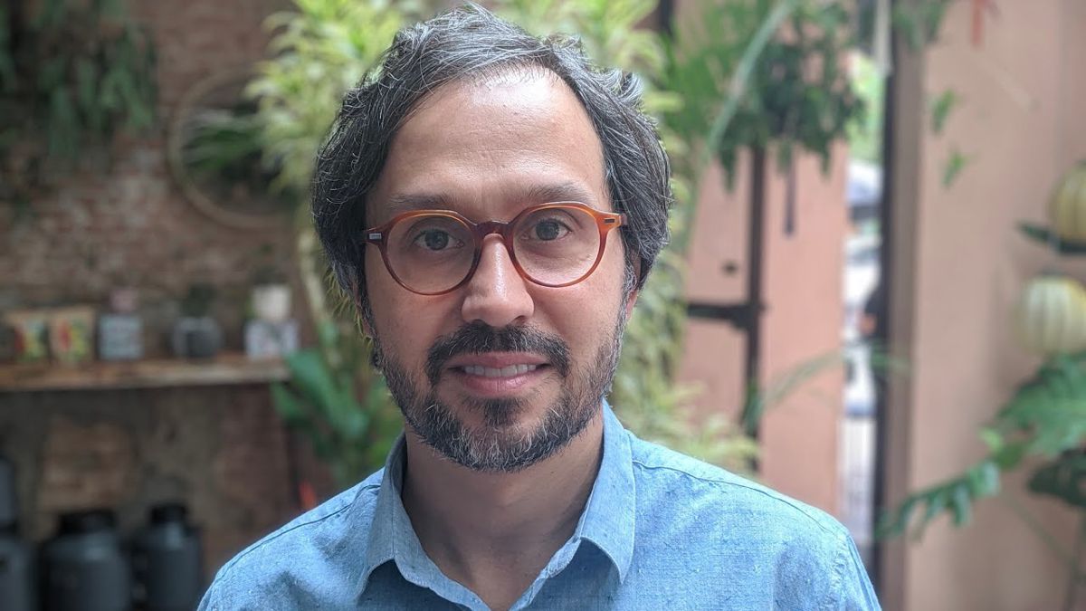 Fábio Ramos, Axur CEO, wearing glasses and a blue shirt