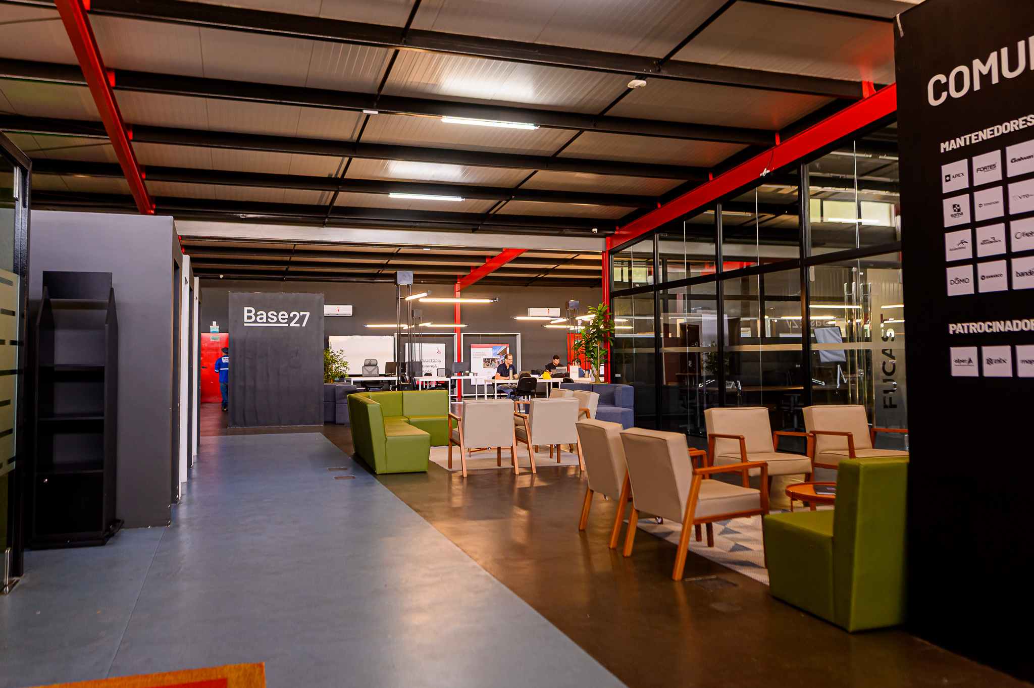 Seating, shared work areas and enclosed meeting rooms in a Base27 workspace