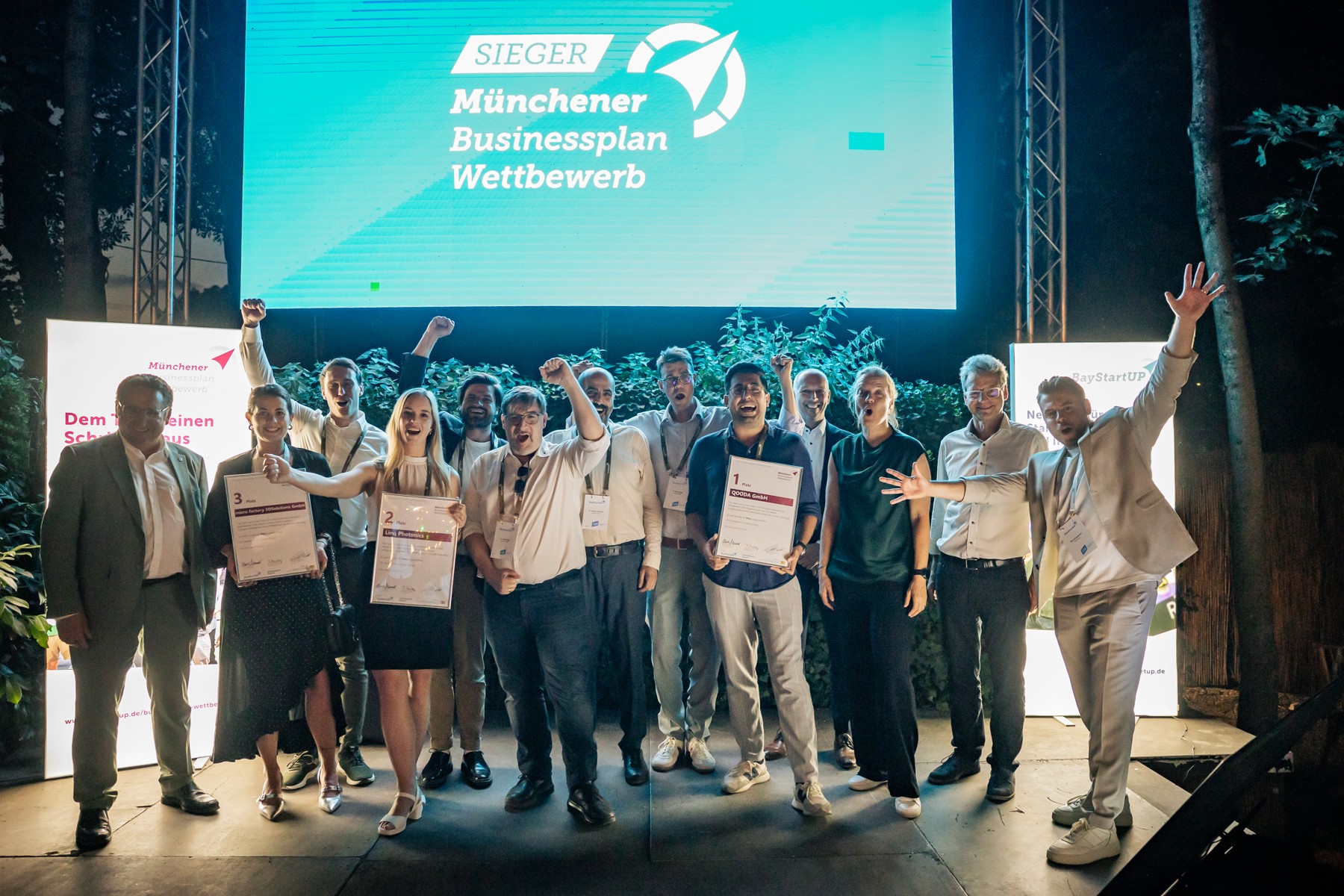 Winning teams celebrate with their certificates at the 2026 Munich Business Plan Competition