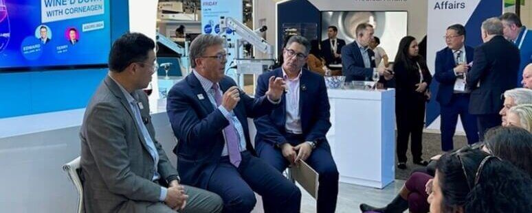 Bernie Iliakis moderating a seated discussion with Edward Holland and Terry Kim at ASCRS Boston
