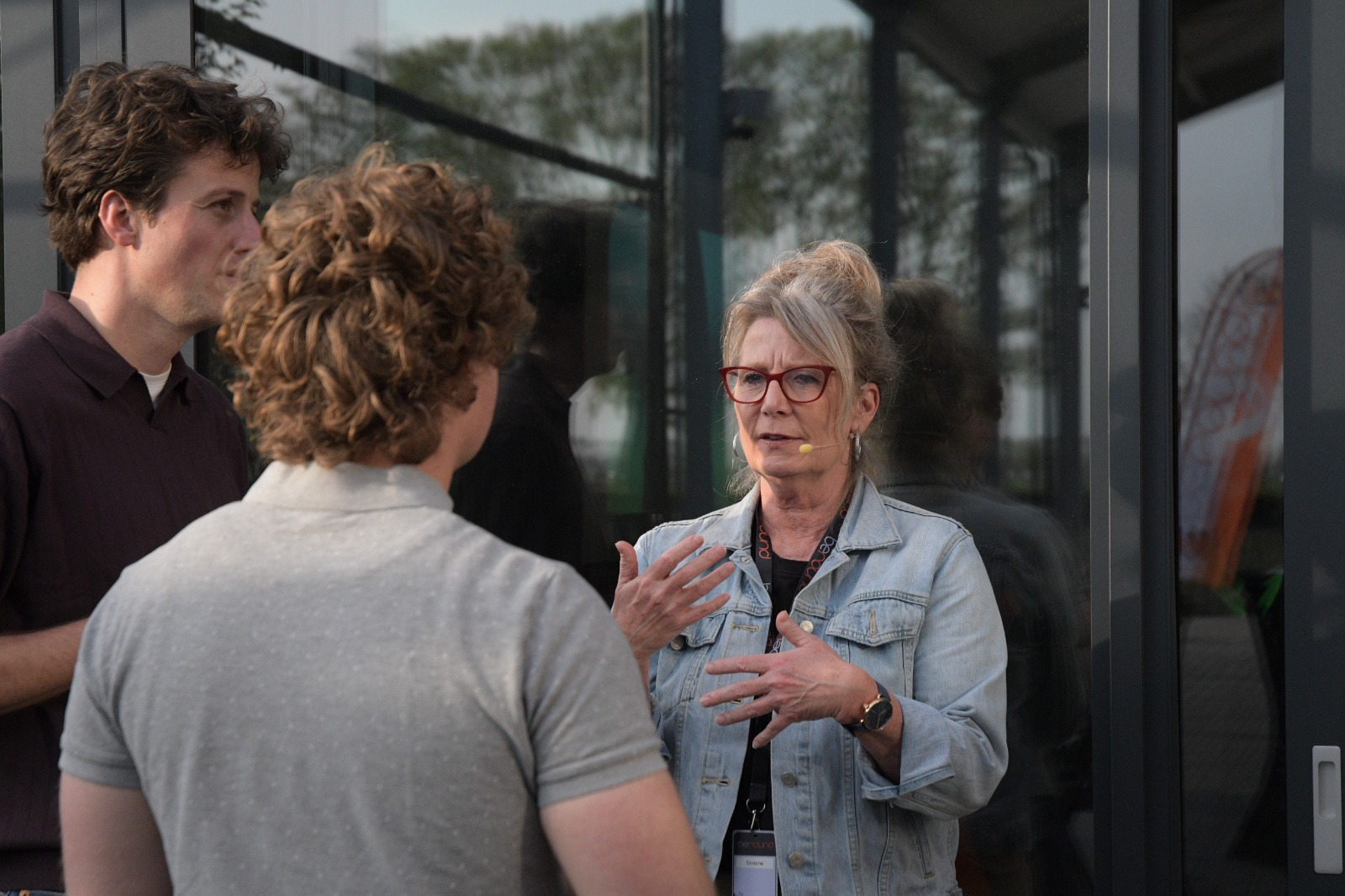 A Beround facilitator speaking with attendees outside the Vita Nori headquarters