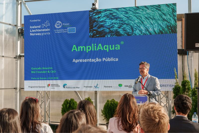 BGI founder Gonçalo Amorim presenting the AmpliAqua program to an audience