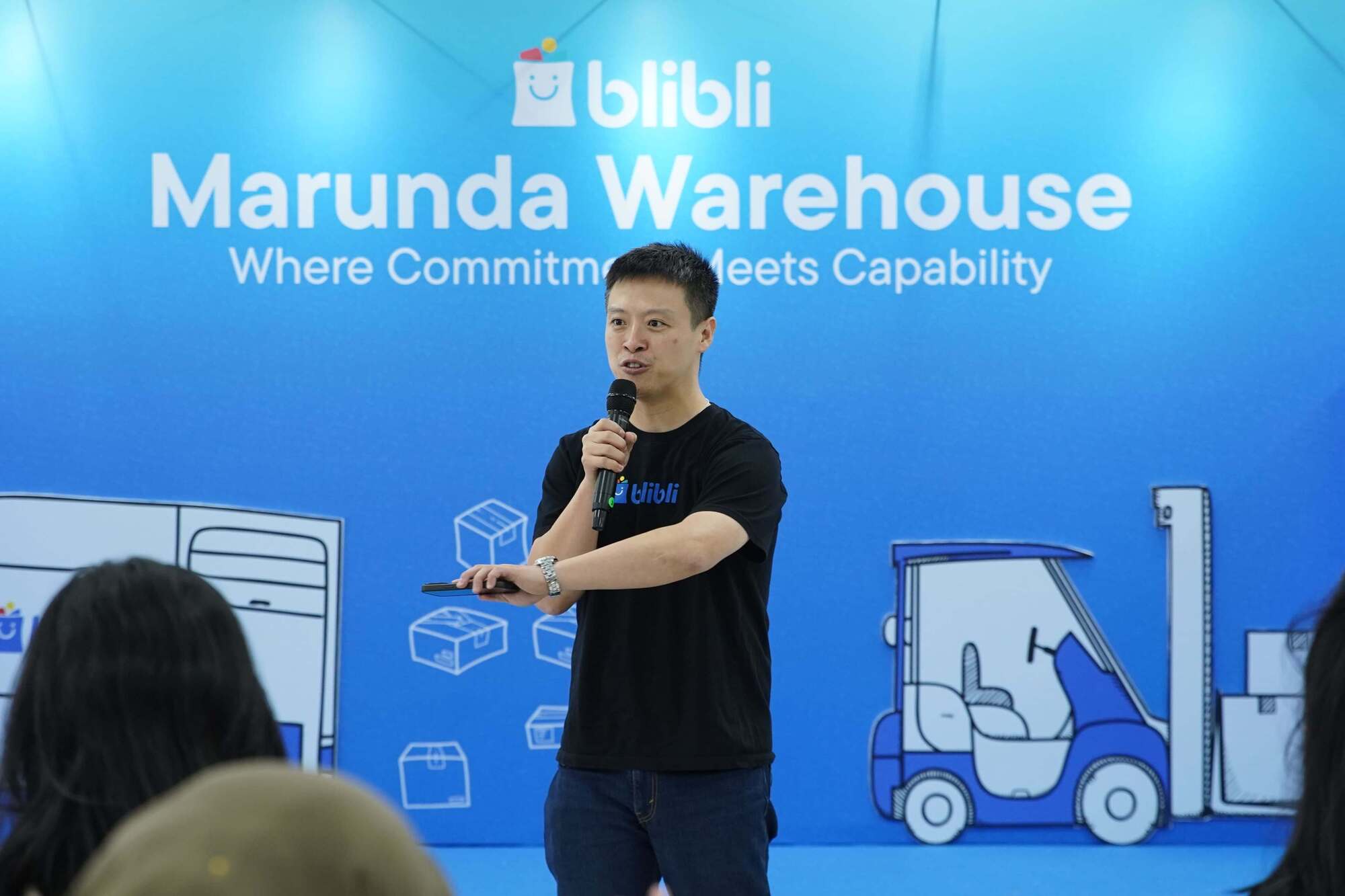 Bayu Sudjono speaking at a Blibli Marunda warehouse briefing