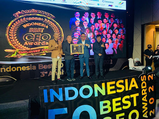 Group on stage at the 2022 Indonesia Best CEO award ceremony