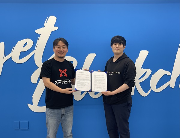 Seoul Labs CEO Jang Do-hee and Blockwave Labs CEO Kim Seung-hyun holding their partnership agreement