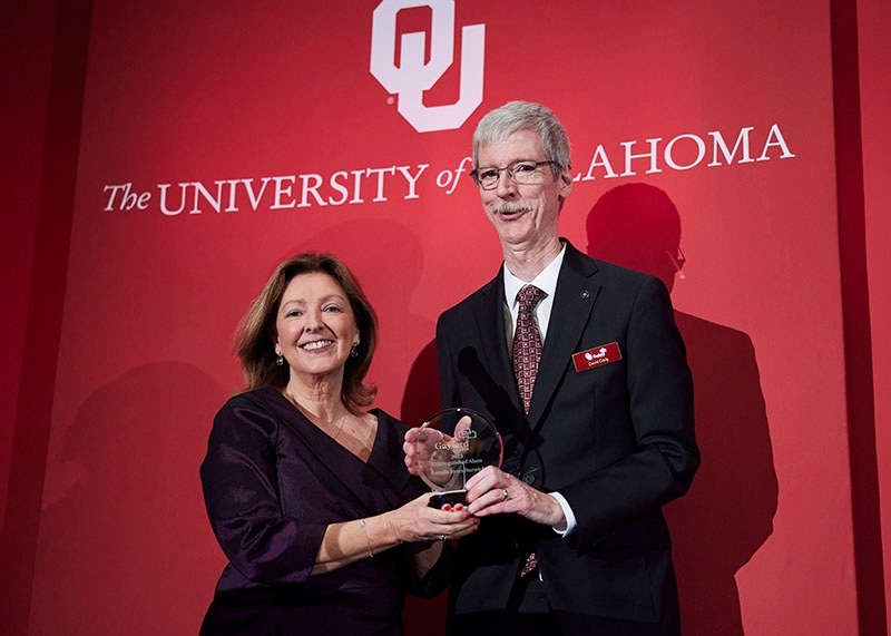 Brenda Jones Barwick receives her Gaylord College distinguished alumni award alongside Interim Dean David Craig.