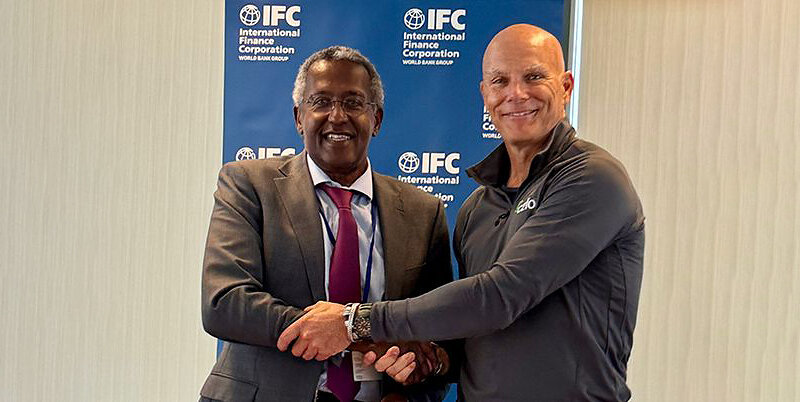 IFC’s Mohammed Gouled, left, shakes hands with C2FO founder Sandy Kemper at a Washington signing event.