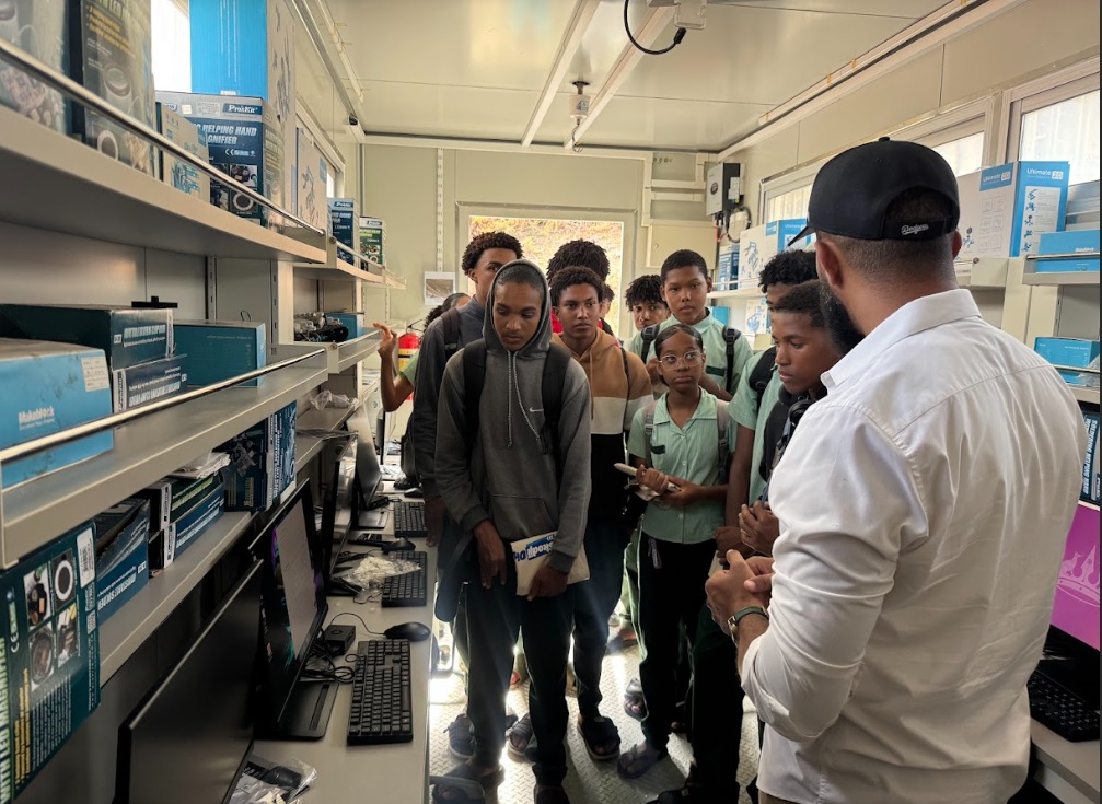 Students gathered around equipment during a Skodji Digital demonstration on São Nicolau
