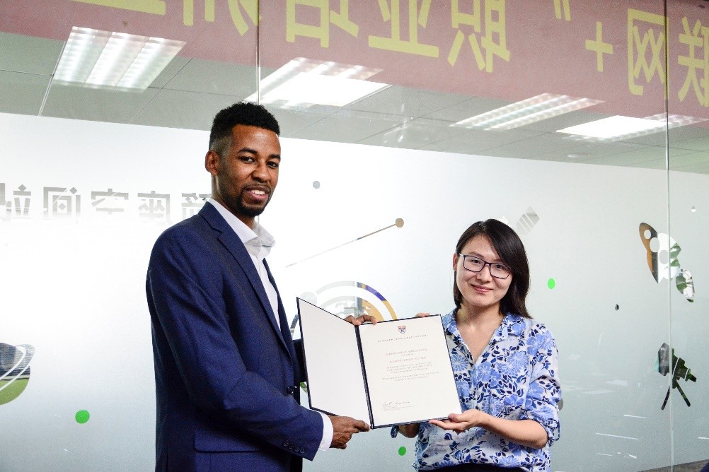 CCtalk president Kong Wei, on the right, receives a certificate marking the Harvard Business School FIELD collaboration