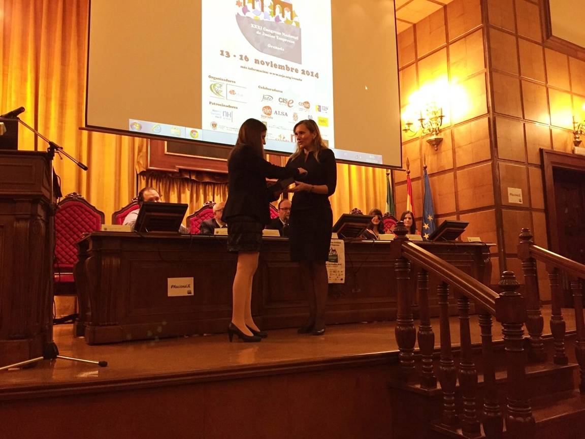 Award presentation to Andalucía Emprende during the 2014 national Junior Empresa congress