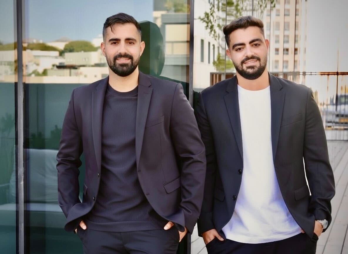 Chargeflow co-founders Ariel Chen and Avia Chen standing outdoors