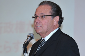 Chuck Winner speaking into a microphone at Dentsu’s 2009 Tokyo seminar