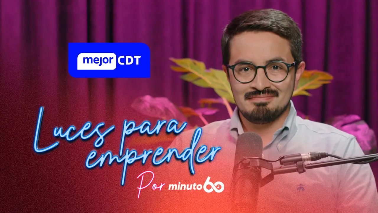 Charlie Correa speaking into a microphone during a MejorCDT interview
