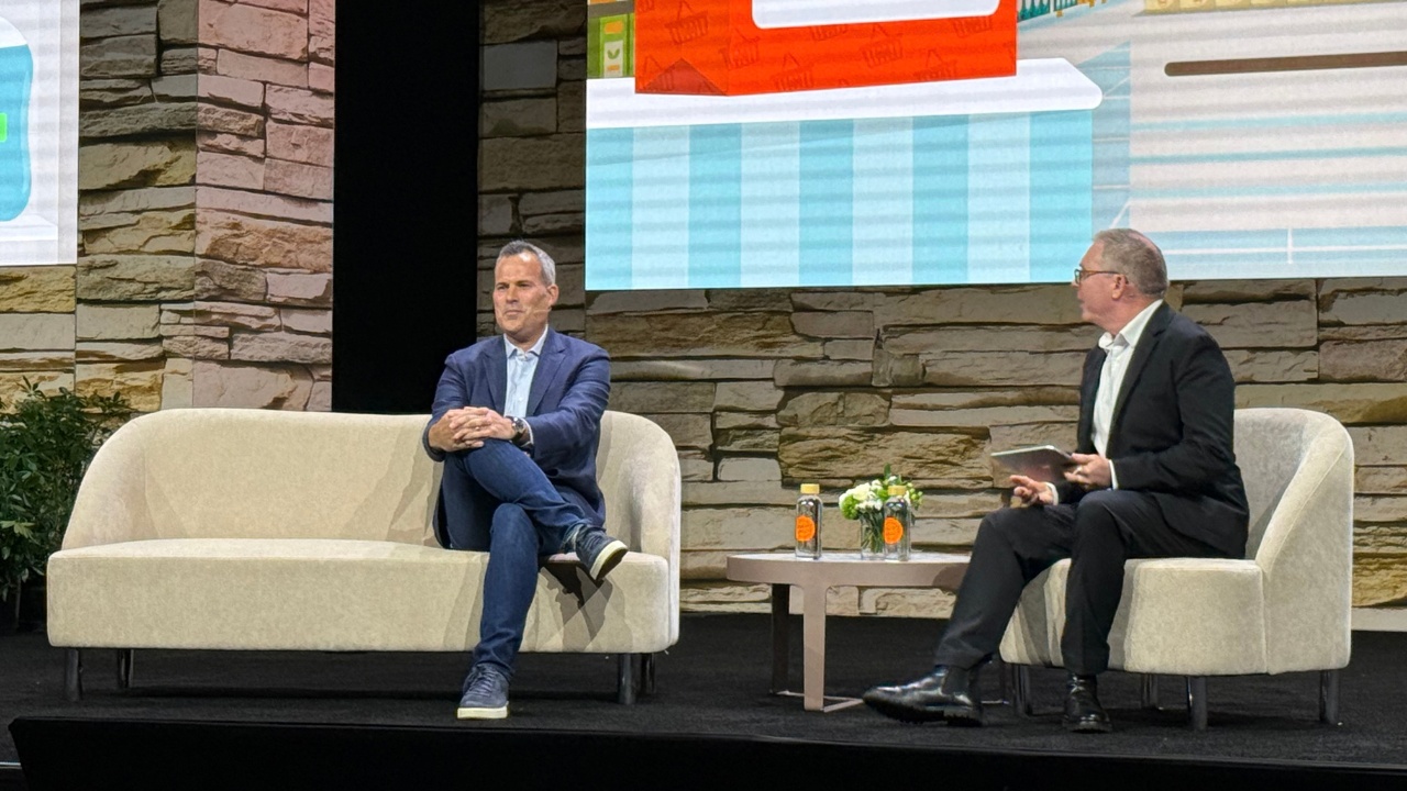 Chris Rogers seated on the left, speaking with moderator Ben Miller on the Groceryshop stage in Las Vegas.