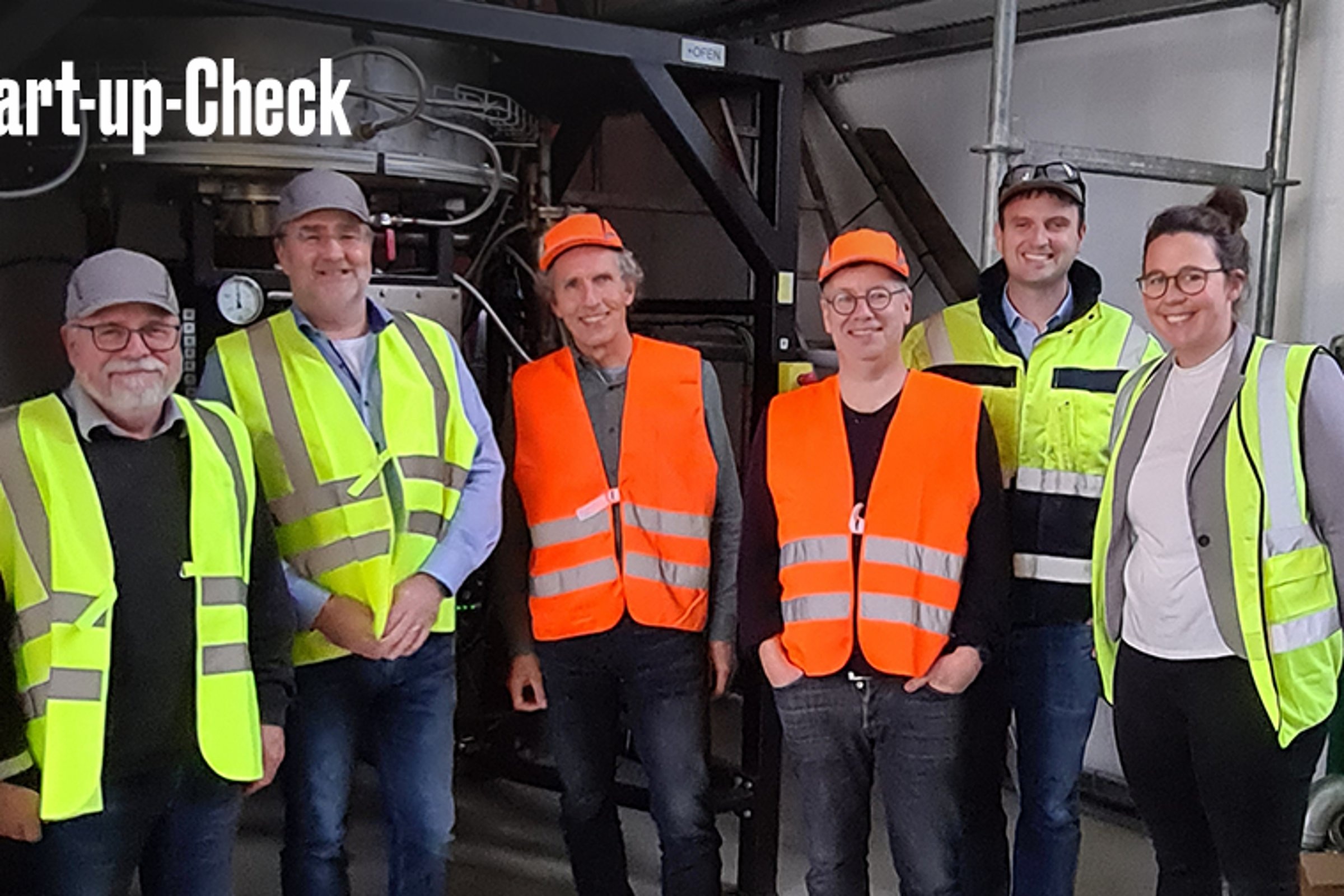 Christopher Höfener, second from left, with Siegmund Greulich-Weber and fellow visitors beside the Yellow SiC reactor