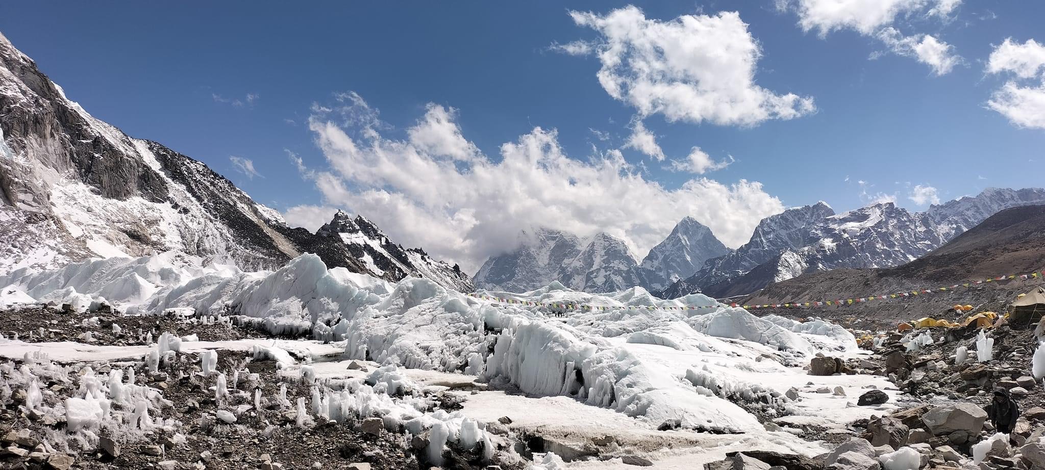 Snow-covered mountain landscape and expedition tents in a photograph published by Cintra