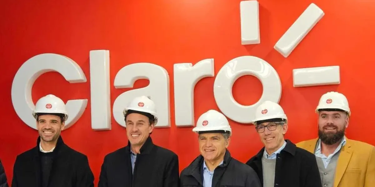 Five representatives wearing white hard hats at Claro's Buenos Aires data-center project announcement