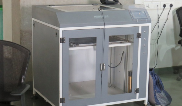 An enclosed Pratham 5.0 3D printer in Bhau Institute’s innovation lab