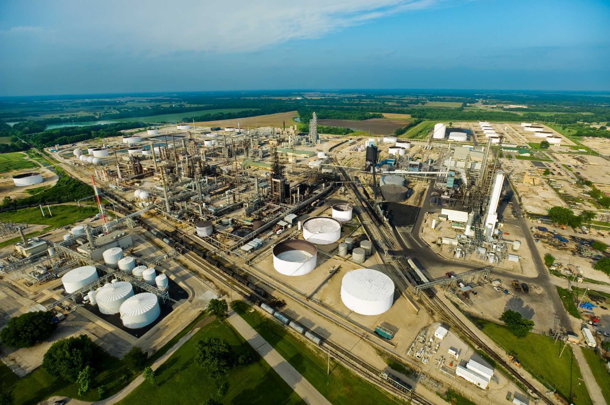 Aerial view of the Coffeyville refinery and neighboring nitrogen fertilizer complex