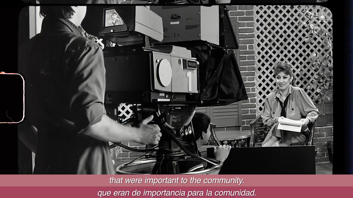 A black-and-white production image from the Smithsonian Latina journalists film, with English and Spanish subtitles