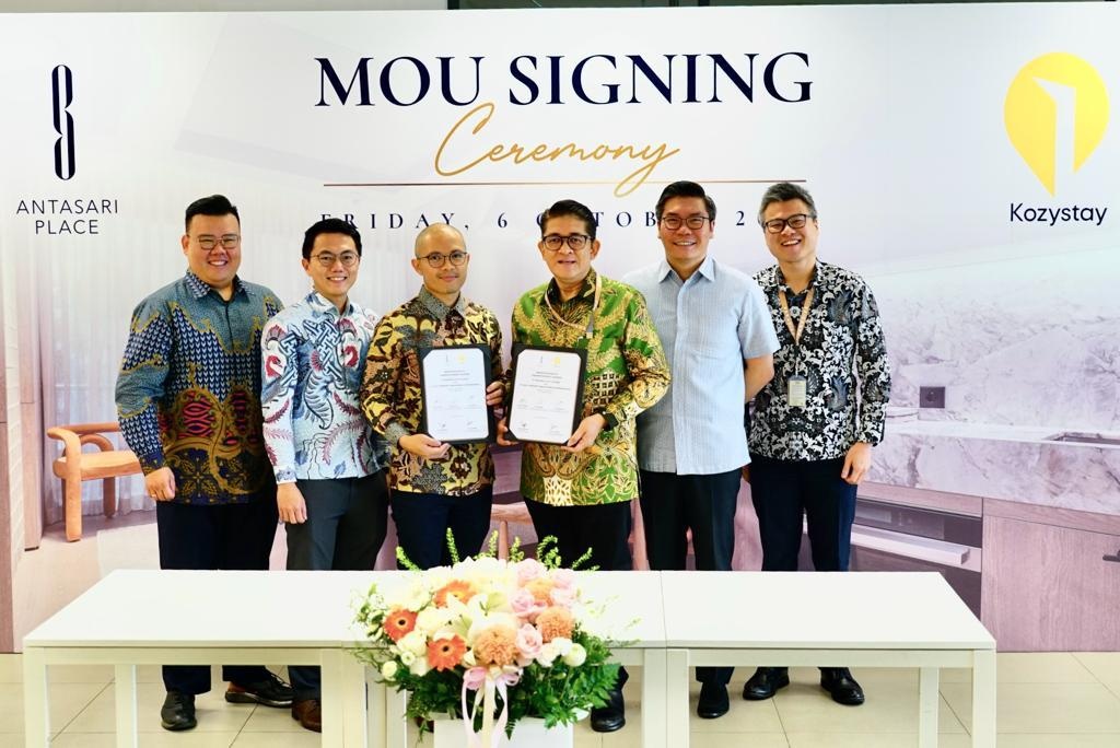 Participants at the Antasari Place and Kozystay cooperation signing on October 6, 2023