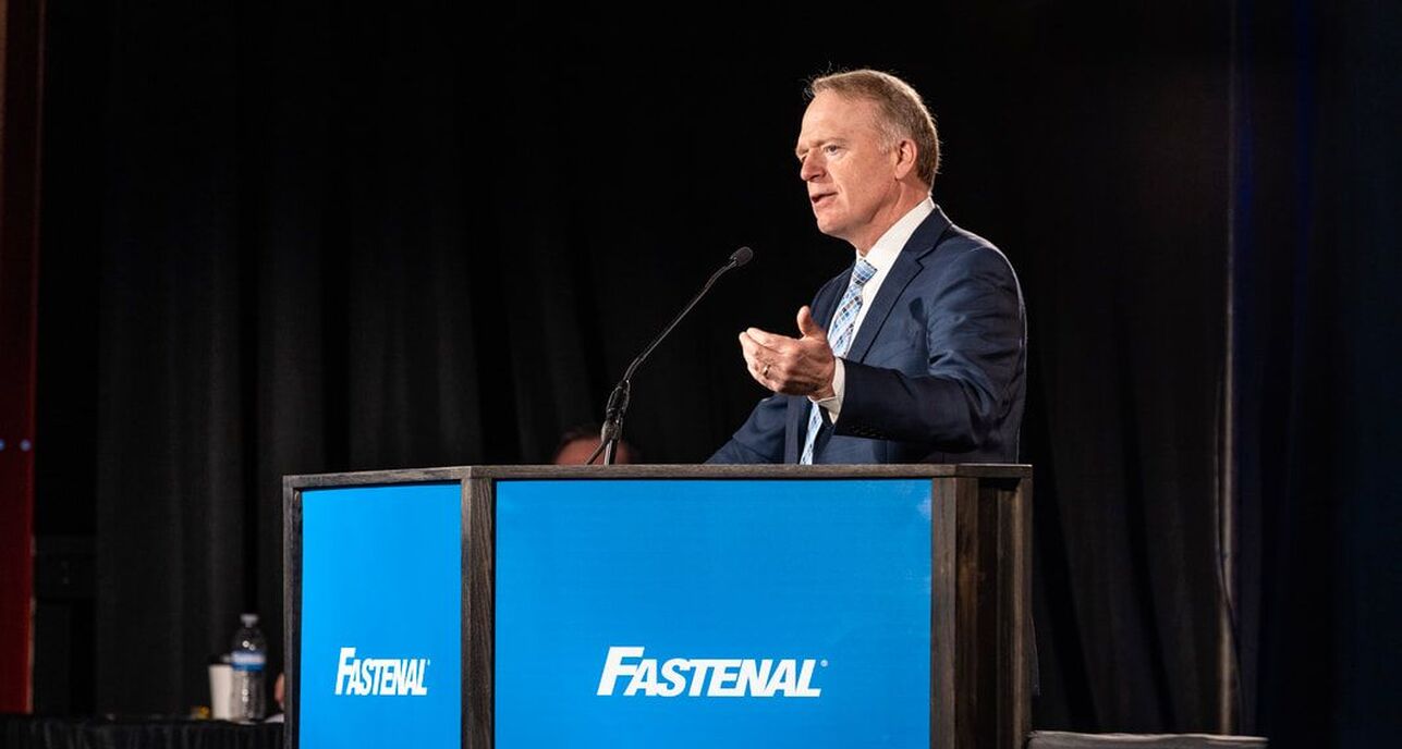 Daniel Florness speaking behind a Fastenal lectern at a shareholder meeting