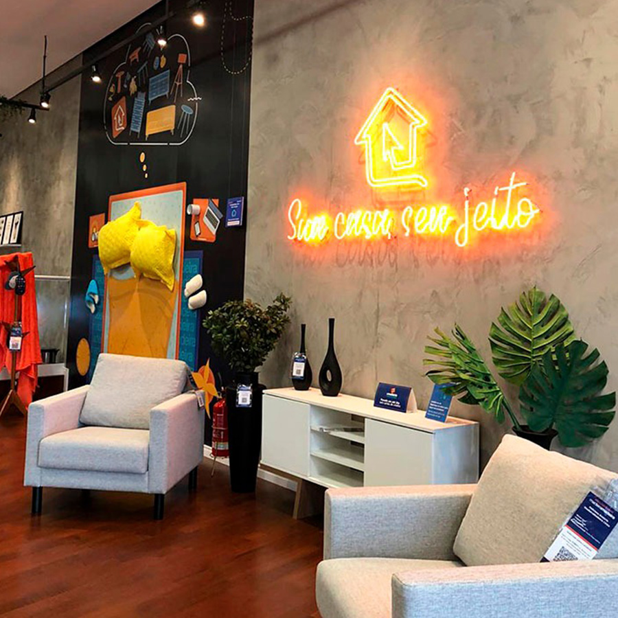 A MadeiraMadeira guide shop with home furnishings arranged for customers to examine