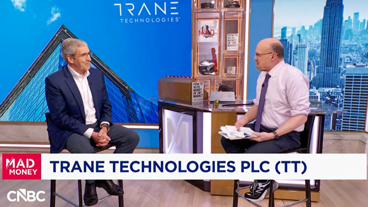 Dave Regnery, left, in conversation with Jim Cramer on the Mad Money set